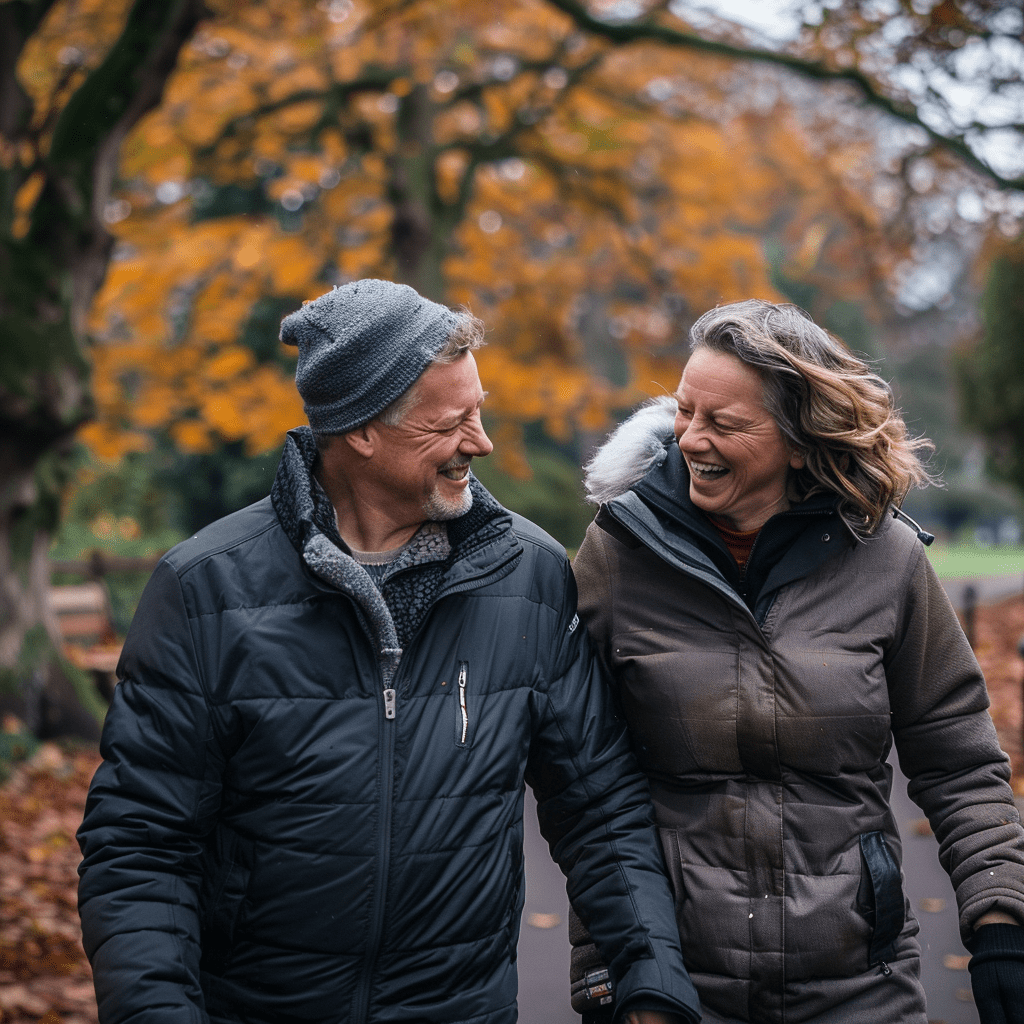 Mann und Frau spazieren im Park und lachen